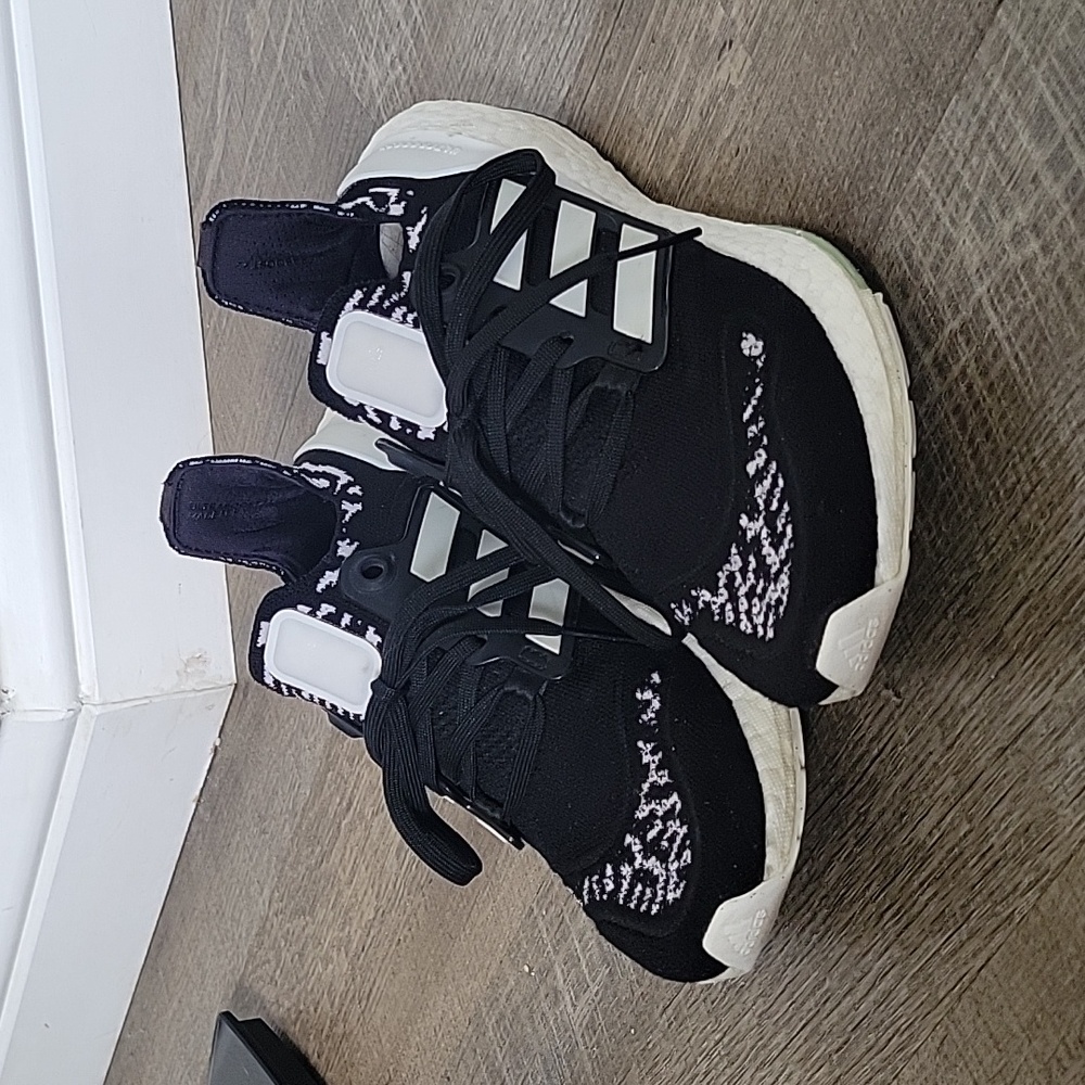 Adidas Ultraboost 22 Size 6.5